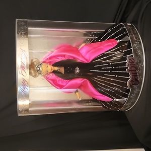 Barbie  1998 HAPPY HOLIDAYS 1998 BARBIE Collectors EDITION.  BEAUTIFUL BARBIE